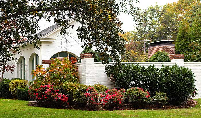 photo of a Tulsa, OK home with azaleas blooming